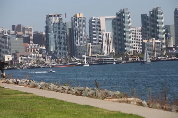 HarborIslandDriveSouth-Sidewalk